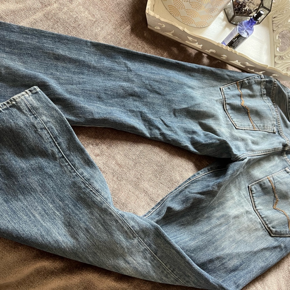 Guess Men’s Regular Straight Jeans - Slightly Distressed Wash - Picture 8 of 10